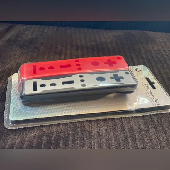 Nintendo Wii Remote Sleeve Set — Black and Red - Picture 3 of 10